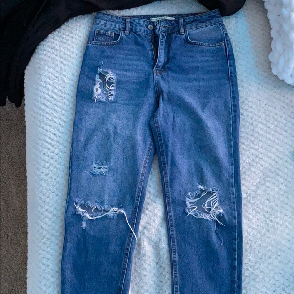 HIGH RISE RIPPED JEANS